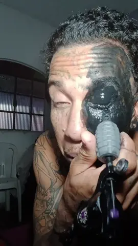tenho certeza que tatuar o rosto é uma pecima ideia. ou nao??? #ideia #tatoo #viraliza 