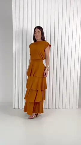 Conjunto Saia Longa e Blusa: Estilo e Fluidez Nosso conjunto tem saia longa com 4 babados, que oferece movimento e charme. A blusa possui manguinha japonesa, gola redonda e pala na cintura, garantindo um caimento impecável e confortável. #roupasfemininas #modacomestilo #moda #fortalezaceara 