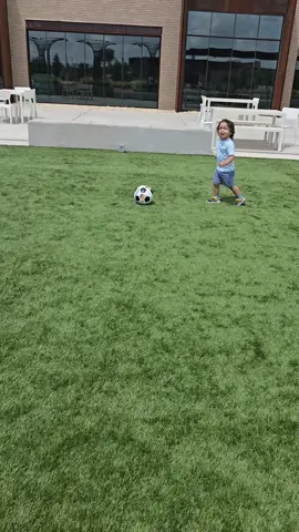 👟💥 Caída con estilo, drama nivel Champions League… ⚽️🦵 Este niño no juega… ¡actúa!😂 #PenaltiRealMadrid ##FuturoCrack #CaídaLegendaria #DignoDelVAR #TikTokHumor #FútbolInfantil #SarcasmoFutbolero
