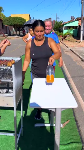 Jogo com espeto de carne.