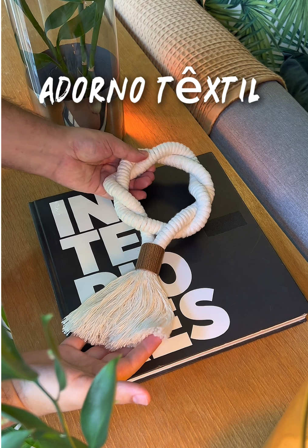 Comecei com um metro de corda e terminei com um adorno que parece peça de loja 🧶✨ Barato, fácil e feito com o que já tinha em casa! DIY com gambiarra chique? Temos! Comenta onde você colocaria essa peça: parede, mesa ou porta? #DIYideias #DecoraçãoCriativa #BaratoEFácil #GambiarraChique #FeitoPorMim