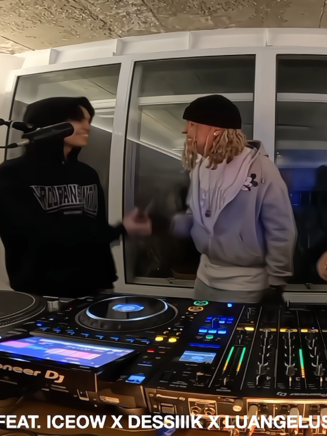 DESSIIIK IN VENENO LIVE @dessiiik  #dessiiik #mobties #performance #fyp #llitryan 