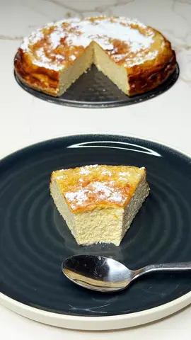 Tarta de plátano saludable. Con solo 3 ingredientes, sin azúcar, ni harina y es una auténtica delicia.  La receta paso a paso y con todos los detalles está disponible en mi canal de YouTube tazi_oficial el enlace está en mi perfil suscríbete si aún no lo has hecho para que no te pierdas ninguna receta nueva.  • • • #viral #tik_tok #fyp #postres #dulces #recetas #platano #tarta 