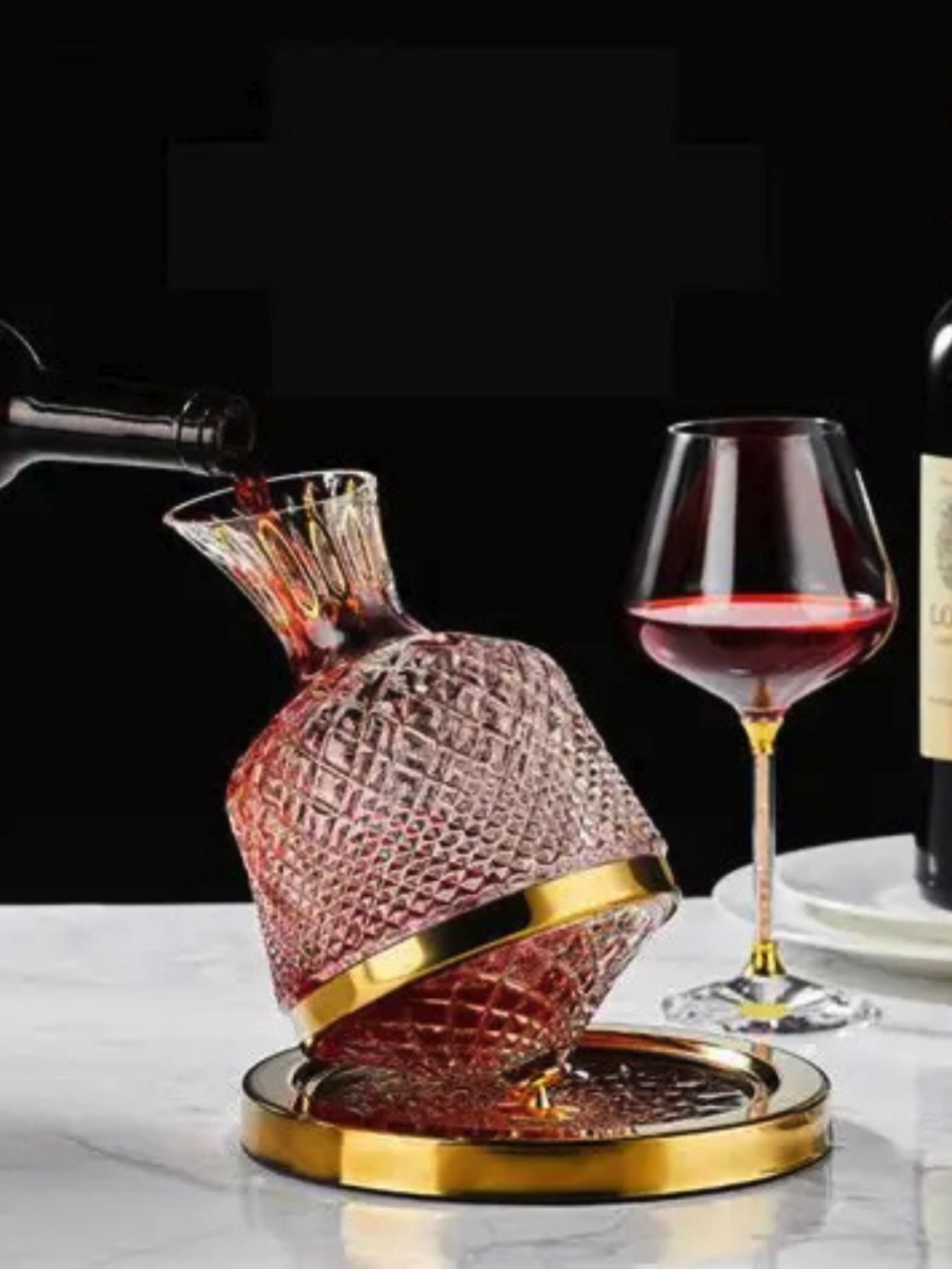Aprecie o sabor autêntico do seu vinho com o Copo Decantador Rotativo 360º de Vidro Cristal. Com design sofisticado e funcional, ele permite uma aeração eficiente, realçando o aroma e o sabor da bebida. Feito de vidro cristal sem chumbo, possui capacidade para 1,5L e um formato inclinado que evita derramamentos. O sistema de rotação aumenta em 50% a velocidade de oxigenação, tornando cada taça ainda mais especial.#sofisticação #utilidades #copodecantador #amovinho #utensiliosdecozinha #utensiliodebar #utensiliodeadega https://homegaju.com/products/homegaju-com-br-copo-decantador-rotativo-vidro-cristal?_pos=1&_psq=copo+rota&_ss=e&_v=1.0