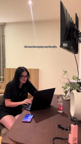 All I need is a laptop and Shopify 🙂 #businessenligne 