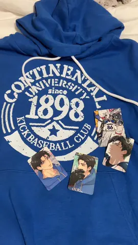 Author needs to tell me what cologne Ian uses so I can spritz that on for the full experience😋 #meltingpoint #meltingpointmanhwa #ianryu#ryuian #jmeeshop #daybreak #daybreakpopup #bl#bltok#blmanhwa#blmanga#blmerch#blunboxing#boyslove#fujin#fujoshi#fudanshi#fujodanshi 