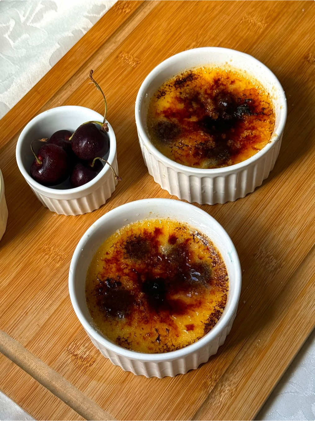 O @ifood me lançou um desafio e para matar aquela vontade de comer um docinho vendo @masterchef eu ja ativei meu “modo MasterChef” e fiz um creme brûleé de tahine e cerejas, no conforto da minha casa, de forma rápida e prática. 🤎😋 Ingredientes (serve 4 porções): • 4 gemas de ovo • 1/3 xícara de açúcar (mais extra para caramelizar) • 1 e 1/4 xícara de creme de leite fresco • 1/2 xícara de leite integral • 2 colheres (sopa) de tahine (pasta de gergelim) *modo de preparo todo no video. e ai, pra ativar o “modo MasterChef” ai da casa de vocês, que receita vocês fariam?