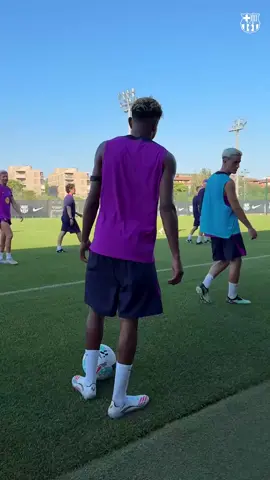 ¡LAMINE YAMAL SE DIVIRTIÓ EN EL ENTRENAMIENTO DE BARCELONA! ⚽️ 🔝El joven de 18 años tiró magia y no le dejó tocar la pelota a sus compañeros. 📹 FCB #TikTokDeportes #Fútbol
