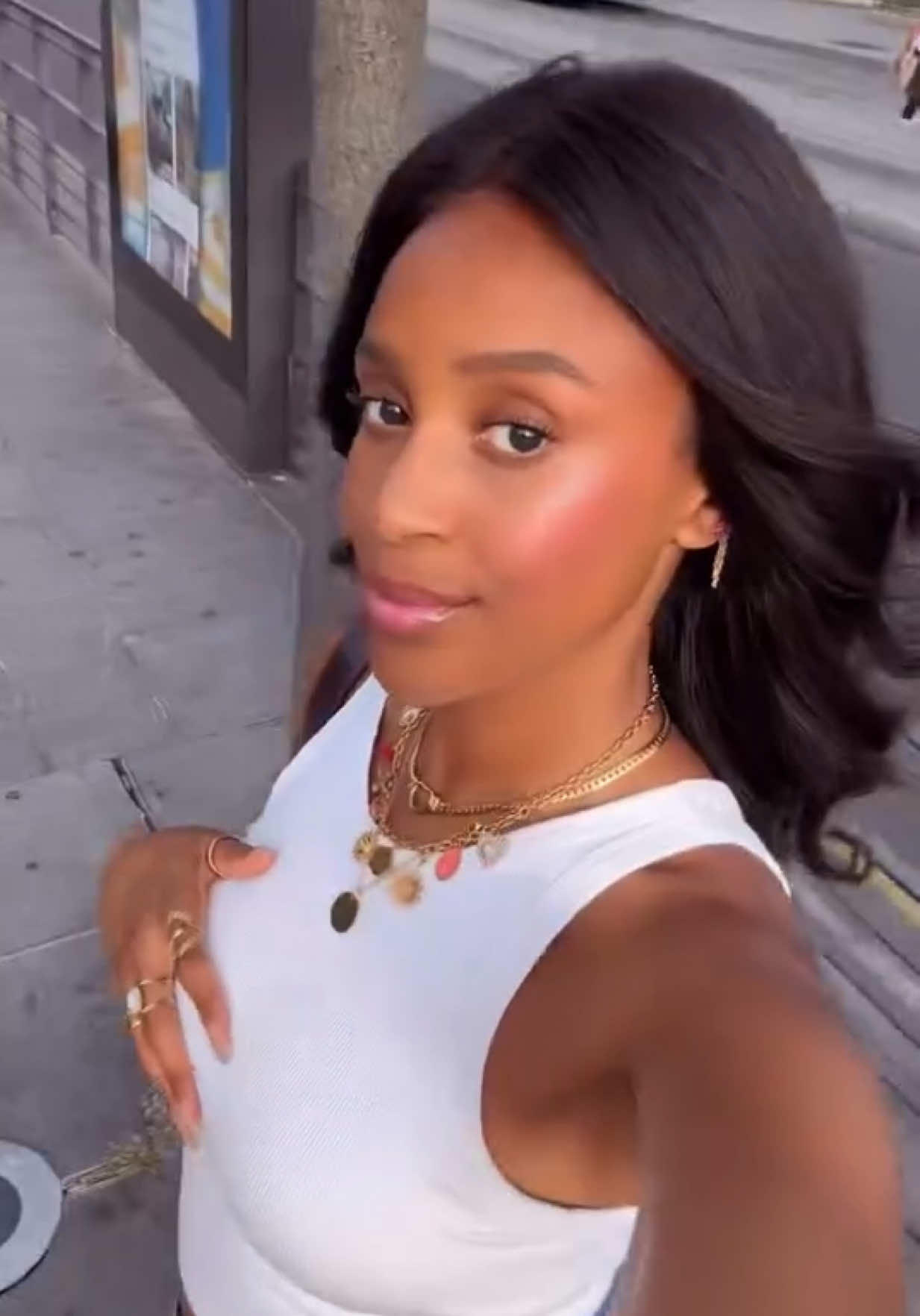 fembot on the go ♡ 🎥: (golden.sandra_ on ig)