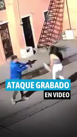 Una mujer, de 28 años, fue asesinada a tiros por su expareja en Jalisco, México, el 12 de julio de 2025. Todo quedó grabado por una cámara de seguridad y las imágenes se volvieron virales en redes sociales. Ella fue identificada como Karla Bañuelos y tenía una hija de 12 años. El hombre sacó un fusil tipo AR-15 del auto y disparó directamente contra la mujer, luego de que ella golpeara su vehículo con una escoba. Tras el ataque, escapó en su SUV blanca. La Fiscalía Estatal confirmó que investiga el caso como femicidio y bajo perspectiva de género. El agresor sigue prófugo. Este hecho reaviva la indignación por la violencia machista en el país y pone el foco en la urgencia de medidas efectivas de protección.