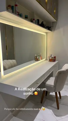 Depois de alguns meses ficou pronta e eu amei muitoo #penteadeira #penteadeiracamarim #espelholedtouch #closet 