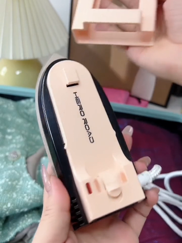 Rapi terus meski lagi traveling! #setrikamini #setrikaportable #setrikabaju 