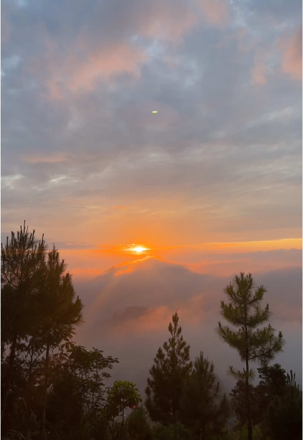 Pemandang indah sunrise dari gunung kerisan purbalingga #sunrise #gunungkerisan #purbalingga #purbalinggamemikat #purbalinggafyp #explorepurbalingga 