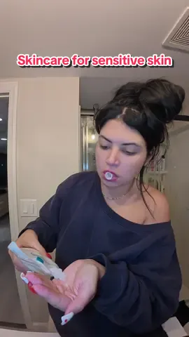 ADULT ACNE IS THE ROOT OF ALL EVIL thank u @LaRochePosayUS #sensitiveskin #acneproneskin #allergyproblems #giftedbylarocheposayusa #acne #adultacne #melasma #skincare #unboxing #tryingnewthings #acnetreatment #skincaretips 