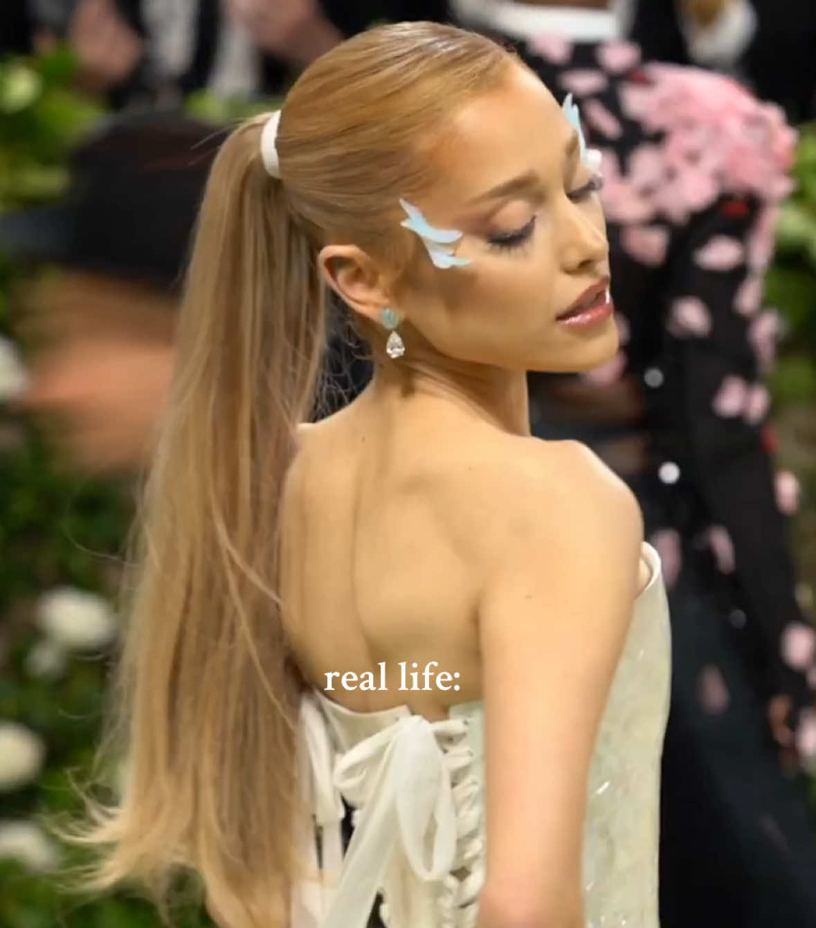 don’t believe everything you see #socialmedia #arianagrande #beauty 