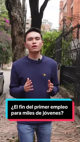 🎓👷‍♂️ ¿El fin del primer empleo para miles de jóvenes? Con la reforma laboral, el contrato de aprendizaje dejó de ser una figura formativa con beneficios para empresas y estudiantes, y se convirtió en un contrato laboral pleno. ¿El resultado? Se duplicaran los costos de vincular a un aprendiz. 📉 Esto podría reducir las oportunidades de primer empleo para jóvenes del SENA, universitarios y técnicos, en un país donde acceder al mercado laboral ya es un reto.