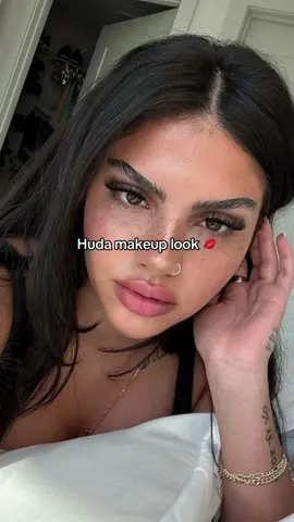 Huda from love island makeup look 🏝️💋 @Rare Beauty brow harmony gel @loréal paris usa faux brow tint  @Charlotte Tilbury hollywood flawless filter 4 @Huda Beauty lip stain rich brown  @Dr. Idriss barrier baste lip balm #hudaloveisland #huda #LoveIsland #hudamakeup #hudamustafa #loveislandmakeup #makeup #makeuptutorial #maquillaje #maquillajetutorial 