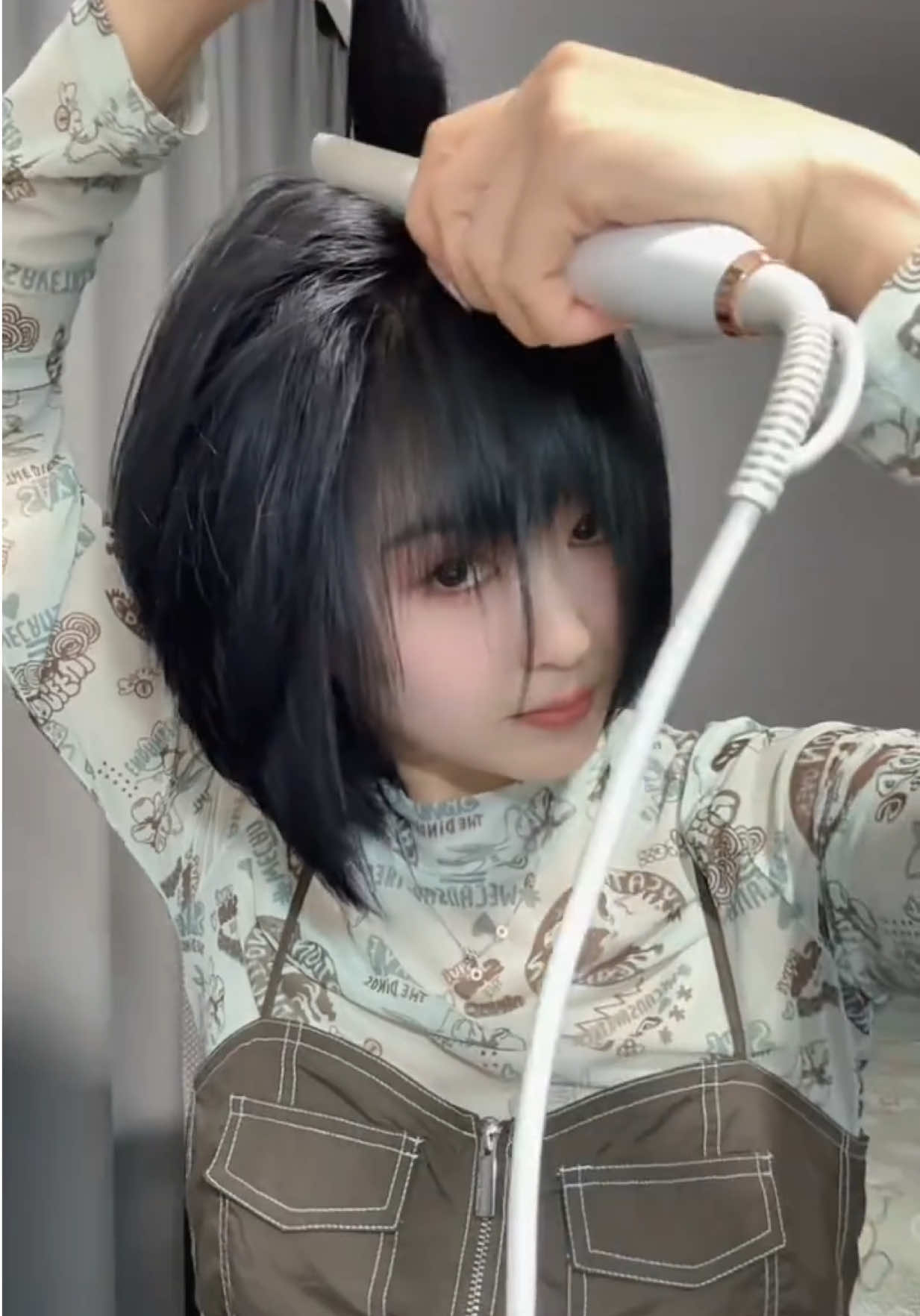 Máy kẹp phồng tóc mini siêu tiện lợi, biến mái tóc mỏng thành bồng bềnh chỉ trong 1 phút! 💇‍♀️ Phù hợp mọi loại tóc: tóc mỏng, tóc ép sát da đầu, tóc thiếu độ phồng 🔥 làm phồng tóc tại nhà dễ dùng tại nhà – không cần ra salon 💨 Nhiệt đều – không làm cháy tóc 💁‍♀️ Nhỏ gọn – mang đi du lịch hay công tác đều tiện 👉 Chỉ cần kẹp sát chân tóc vài giây, tóc phồng lên ngay – mặt thon, tóc dày, hack tuổi đỉnh cao! #MáyKẹpPhồngTóc #TócPhồngTựNhiên #kepphongtocmini #MáyTạoPhồng #maylamphongtoctainha#mausBồngBềnhChuẩnSalon #TócPhồngHackTuổi