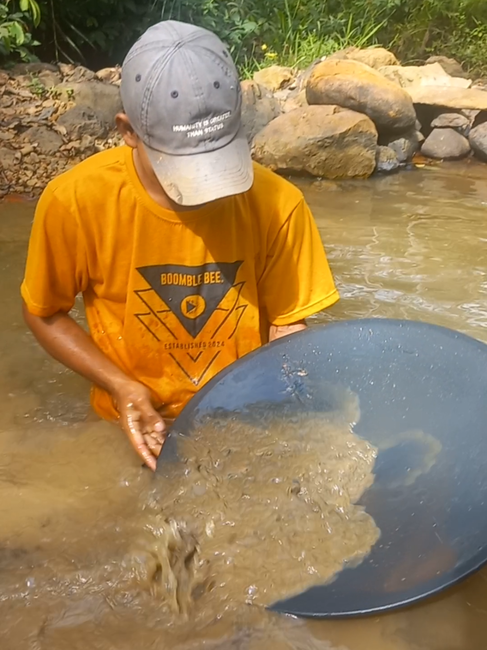 This young man found thousands of gold grains stranded on the river bank #goldminning #goldpanning #goldnuggets #goldhunter #goldrush #golddiscovery #puregold #minningforgold #reelsvedio #vediovirall #vedioemas #goldvedio #goldprospecting #fypvirall #anaktambang #mendulanngemas 