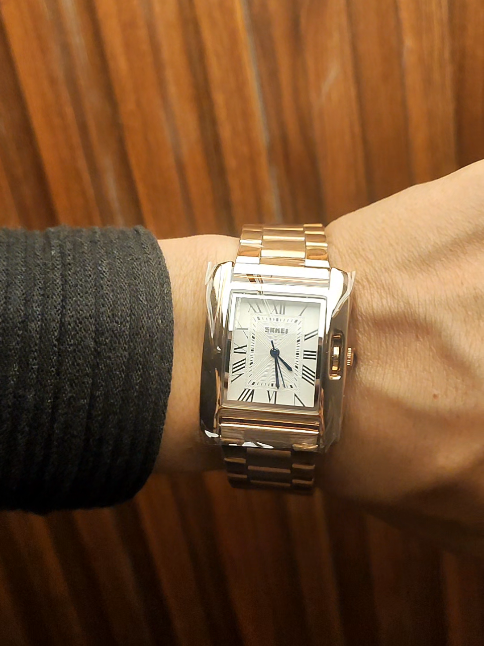 Elevate con estilo y sofisticación 💼 ✨ Nuestro reloj de oro rosa es el accesorio perfecto para el caballero exigente 💎🔥.  ¡Consíguelo ahora y haz que cada momento sea un lujo! 😎 #skmei #1284 #goldrose