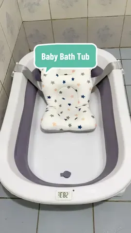 Baby bath tub with built-in thermometer, keeping bath time cozy & safe! 💦👶 = happy baby, happy you! 🛁 #Parenting #babybathtime #babybathtub #babylove #babyshower #fyp #foryou #foryoupage #tiktokviral 