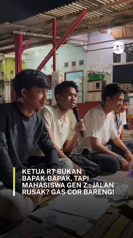 Sahdan Arya Maulana, mahasiswa Teknik Industri Universitas Muhammadiyah Jakarta (UMJ), terpilih menjadi Ketua RT 007 RW 008, Rawa Badak Selatan, Koja, Jakarta Utara. Usianya baru 19 tahun, namun ia dipercaya memimpin 150 kepala keluarga atau sekitar 750 jiwa. Salah satu programnya adalah memperbaiki jalan rusak sepanjang 100 meter menggunakan dana swadaya sebesar Rp20 juta.  “Awalnya mau dicor sebulan lagi, tapi karena ada truk terguling dan jalan hancur, akhirnya malam itu juga kita perbaiki,” katanya. Tak hanya itu, Sahdan juga merekrut dua rekan sebayanya sebagai pengurus RT, yaitu Vemmas Wahyu Rianto (Sekretaris) dan Riski Saputra (Bendahara). Keduanya berusia 20 tahun. Sahdan mengaku ingin terus berkontribusi bagi lingkungan. Ia bahkan memiliki cita-cita menjadi Gubernur DKI Jakarta di masa depan. “Kalau bukan kita siapa lagi? Masa yang tua-tua terus. Gen Z itu pemikirannya lebih luas dan update juga,” ujarnya. Menurut Teman Alinea, Gen Z udah siap gantiin pemimpin sekarang, atau masih perlu waktu? #MahasiswaJakarta #KetuaRTMuda #GenZIndonesia #PemimpinMuda #SahdanAryaMaulana #BeritaJakarta #InspirasiAnakMuda  