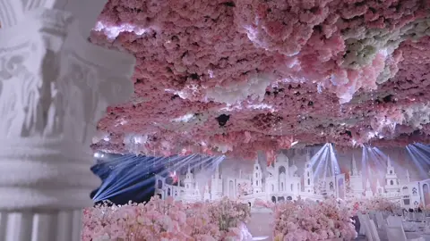 This pink garden wedding is really romantic. No girl can refuse such a wedding.💕💕💕💍#wedding #banquethall #construction #design #weddingvibes #weddinginspo #weddingplanner #decorate #lighting #installation #weddingtiktok #beautiful #weddingplanning #weddinghall #garden #pink #fyp #wedding2025 