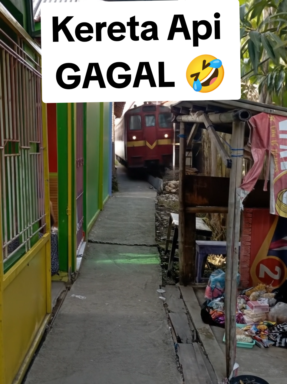 Kereta Api Gagal Lewat Gang 🤣 #keretaapi #keretaapiindonesia #keretaapikita #keretamurah #fyppppppppppppppppppppppp 