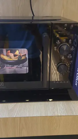 Lò vi sóng có nướng Electrolux EMG23K22B 23 Lít. Dòng cơ dễ dùng. Bảo hành 2 năm. #xuhuong #lovisong #dobep #diengiadung 