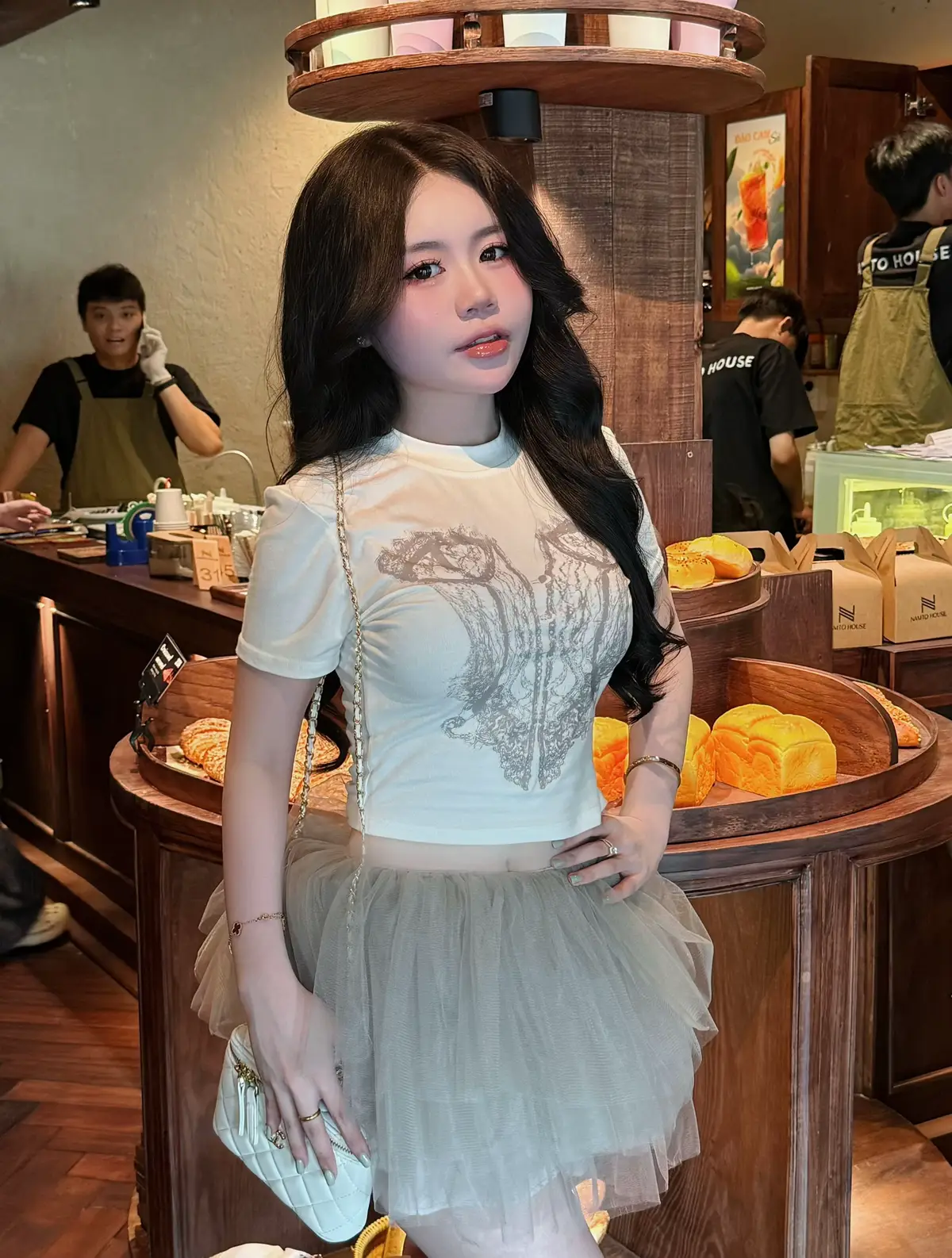 Kiễng mũi chân em sẽ đứng không vững. Người thương em sẽ chủ động khom lưng.