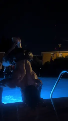 … #calisthenics #pool #handstandpushup #fyp #calisthenics 