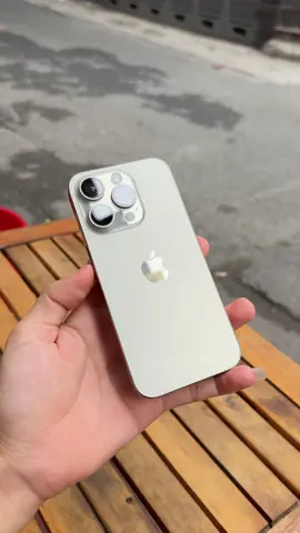Cầm rồi mới biết vì sao ai cũng mê 15 Pro Titan! #lifephonehanoi #xuhuong #iphone #hottrend #fyp #xuhuong2025 #iphone15pro 