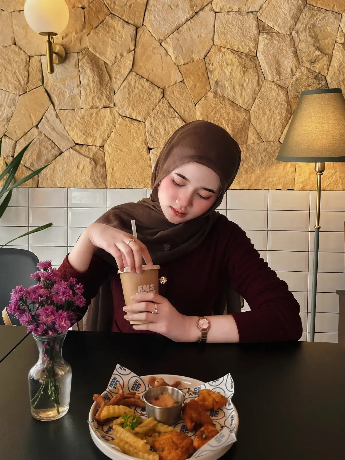 bukan gen z kalo ga fomoan sippin’ pretty in #surakarta #placetogosolo #coffeshopsolo #outfitideas #outfittoday