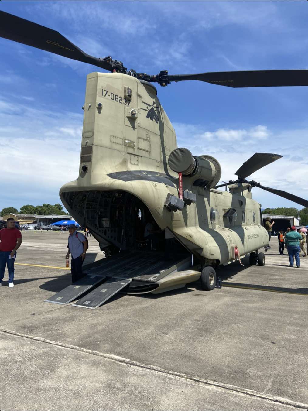 🚁 CH-47 Chinook & UH-60L Black Hawk Doble rotor y precisión táctica en acción. Desde Soto Cano, Honduras, estas aeronaves muestran el poder aéreo de la Fuerza de Tarea Conjunta Bravo. 💥 Carga pesada, misiones extremas y cooperación internacional. ¡Un espectáculo en los cielos de Centroamérica! ⸻ 🚁 CH-47 Chinook & UH-60L Black Hawk Twin rotors and tactical precision in motion. From Soto Cano, Honduras — these aircraft showcase Joint Task Force-Bravo’s air power. 💥 Heavy lifts, extreme missions, and international cooperation. A sky show over Central America! #CH47Chinook #BlackHawk #HelicópterosMilitares #SotoCano #JointTaskForceBravo #AviaciónMilitar #Centroamérica #AirPower #MilitaryAviation #ch47 #chinook #jointtaskforcebravo #helicoptero #aviacionmilitar #usarmy #sotocano #aviacionhonduras #aviacionlatinoamericana #militaryaviation #helicopterphotography #aviationlovers #aviationdaily #aerofotografia #rotarywing #twinrotor #usmilitary #cargapesada #airpower #flyarmy #flightoperations #taskforce #centroamerica #tacticalairlift #aviationart#PoderEnMovimiento #FlightOps