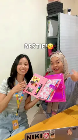 Udah klopp banget emang🫰🏼makin bestie lagi kalau bindernya dari Banana’s Bindery, tag bestie kamu ayok kita samaan juga😘 #binderkuliah #ngampus #rekomendasi #fyp 