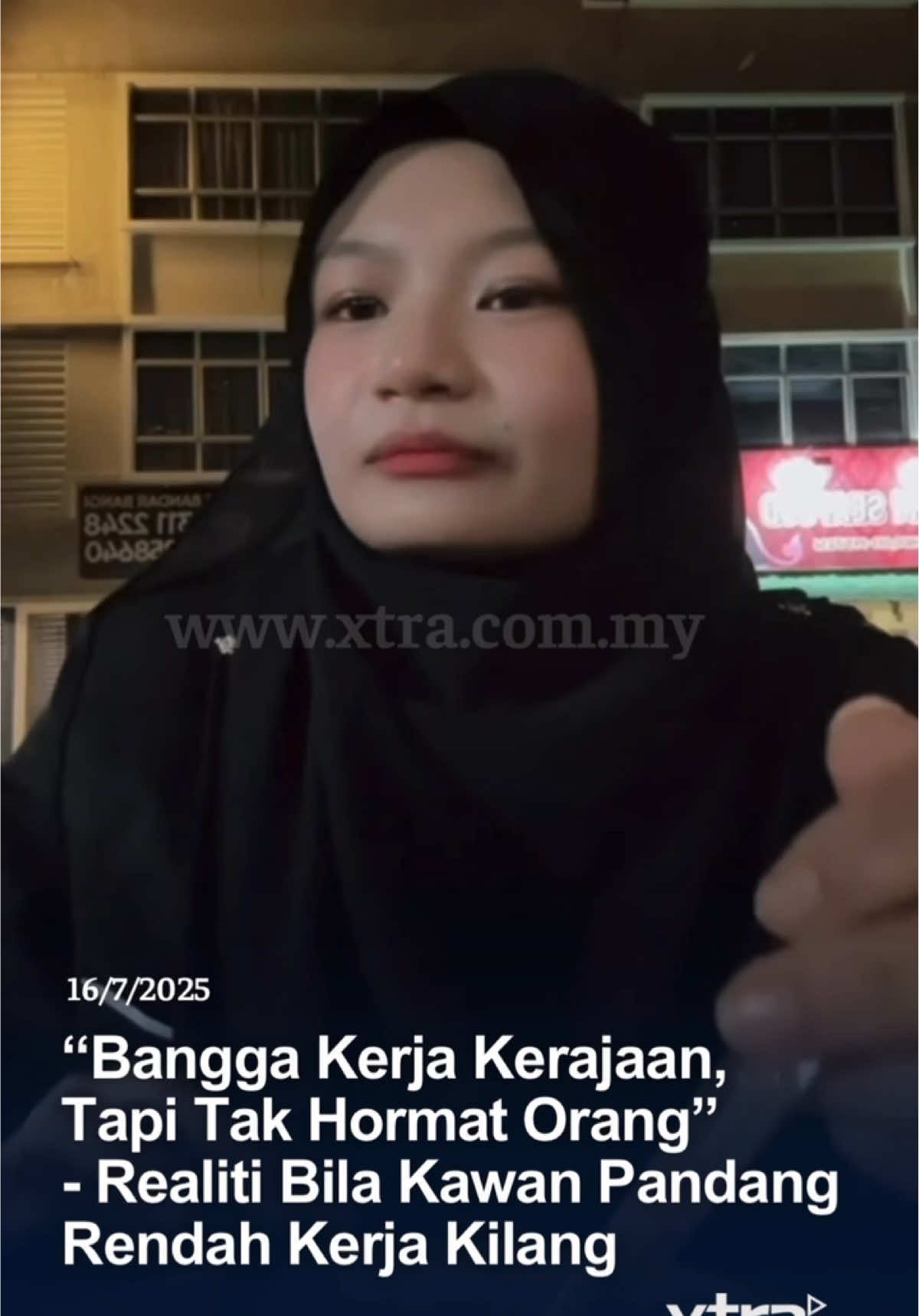 Seorang wanita tampil meluahkan rasa kecewa apabila dipandang rendah oleh individu yang pernah dianggap kawan rapat. Dalam satu video yang kini tular, dia berkongsi pengalaman disindir hanya kerana memilih kerjaya di luar kerangka ‘standard’ seperti kerja pejabat atau jawatan kerajaan. Menurutnya, kekecewaan paling besar bukan datang dari kata-kata orang luar, tetapi dari mulut kawan sendiri yang pernah tahu kesusahan hidupnya, namun masih memilih untuk menghina kerjanya. ‘Ingatkan makin dewasa, makin matang cara fikir. Tapi umur tak jamin empati,’ katanya dalam luahan tersebut. Dia menegaskan bahawa kerja kilang bukan satu aib, dan tidak sepatutnya dijadikan bahan sindiran hanya kerana ia tidak kelihatan ‘bergaya’ di mata masyarakat. ‘Saya kerja halal, tak pernah minta sesen dari sesiapa. Tapi bila jalan hidup tak sama, terus orang nilai dari luar.’ Kisah ini mencetus perbincangan hangat di kalangan netizen, yang rata-rata bersetuju bahawa rezeki halal walau dari mana pun ia datang wajar dihormati, bukan dihina. #xtra #fyp #wanita #kerjakilang #kerajaan 📹: nailabiela