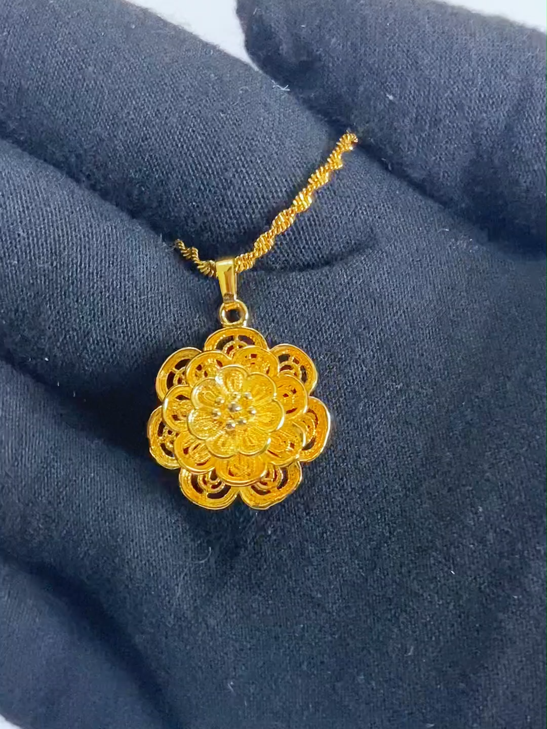 Vietnam Gold Flower Necklace Luxury Gold Premium Necklace Rantai Leher Bunga Emas Vietnam Handcrafted Designs Boleh Kena Air Lotion Sabun Perfume Api Warna Tak Berkarat Tak Luntur Boleh Pakai Harian Pakai Basah #fyp #vietnam #gold #emas #luxury #premium #foryou #air #lotion #promote #murah #promotion #harian #daily #rantai #rantaileher #necklace #flowers #flower #bunga