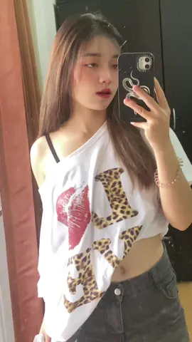 เสื้อเท่ๆแอบเซกซี่#เสื้อยืดปาดไหล่ย่นข้าง #สวยเท่ห์ #ใส่สะบาย #เสื้อlove 