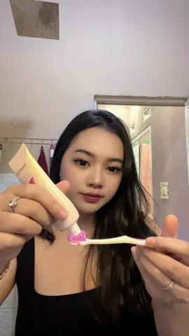 siapa nih yang baru tau ada pembersih lidah kaya gini , buruan cobain deh karna selain gigi , lidah juga harus di beesihkan tau #wowsmile #pembersihlidah 