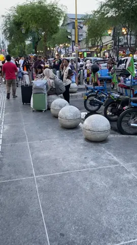 Jogja selalu ngangenin dan buat kita ingin balik ke sana lagi..seperti lagu ini karenaa…”Jogja istimewa”.. #malioboro  #malioborojogja  #jogjaistimewa 