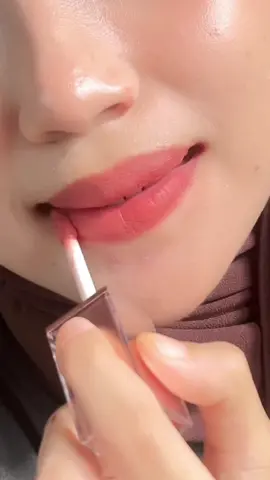 Lips terus lembut & smooth, pakai sekali confirm addicted 😍Which shade buat you feeling main character? 🤌 @O.TWO.O Beauty  #otwoo #otwoomy #otwooVelvetLipstick