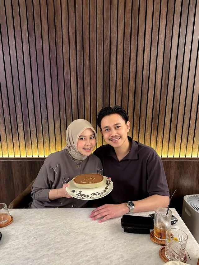 Selamat 2 tahun menikah suamiku! Sangat amat bersyukur kita dipertemukan diwaktu yg tepat hingga Allah hadirkan si bayik yg melengkapi kebahagiaan kita. Terimakasih atas segala pengorbanan, cinta, dan kasih untuk keluarga kecil kita. Mari kita bertumbuh, belajar bersama & hidup lebih lama biar bisa membersamai bayik kecil ini dan mewujudkan segala mimpi kita. Semoga pernikahan kita sehat selalu, diberi perlindungan oleh Allah SWT & membawa kita semakin dekat dengan-Nya hingga mencapai Surga-nya nanti🤲🏻✨🤍 @𝗳𝗱𝗻 #allahummabarik 