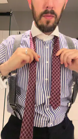 Windsor tieknot Tie @Silvio  Shirt @hockerty   Suspenders @KK & Jay Supply Co. 🇺🇸 Made  - #anzug #herrenmode #krawatte #tie #suit #suitandtie #cravatta #sprezzatura #abito #traje #OOTD #howto #howtotieatie #moin #hamburg #领带 #outfit #silk #seide #model #suitup #dapper #germany #dandy #stylish #bear #040 #büroalltag #büro [Werbung durch Markennennung,Ad]