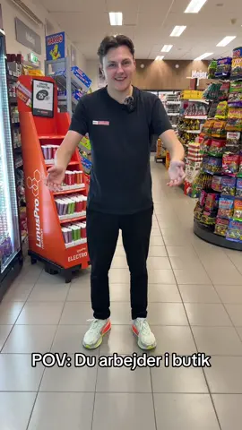 Pov du arbejder i daglivare butik🤩 #minkøbmand #købmand #elev #dagrofa #arbejde #energydrink #rasp #kunder #smagsprøve #dagrofaelev 