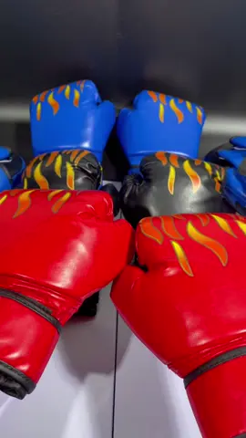 Tangan kecil, semangat besar! 🔥🥊 Gloves motif api, anti slip & nyaman banget! #SarungTinjuAnak #GlovesAnak #MotifApi #BoxingKids #FYP