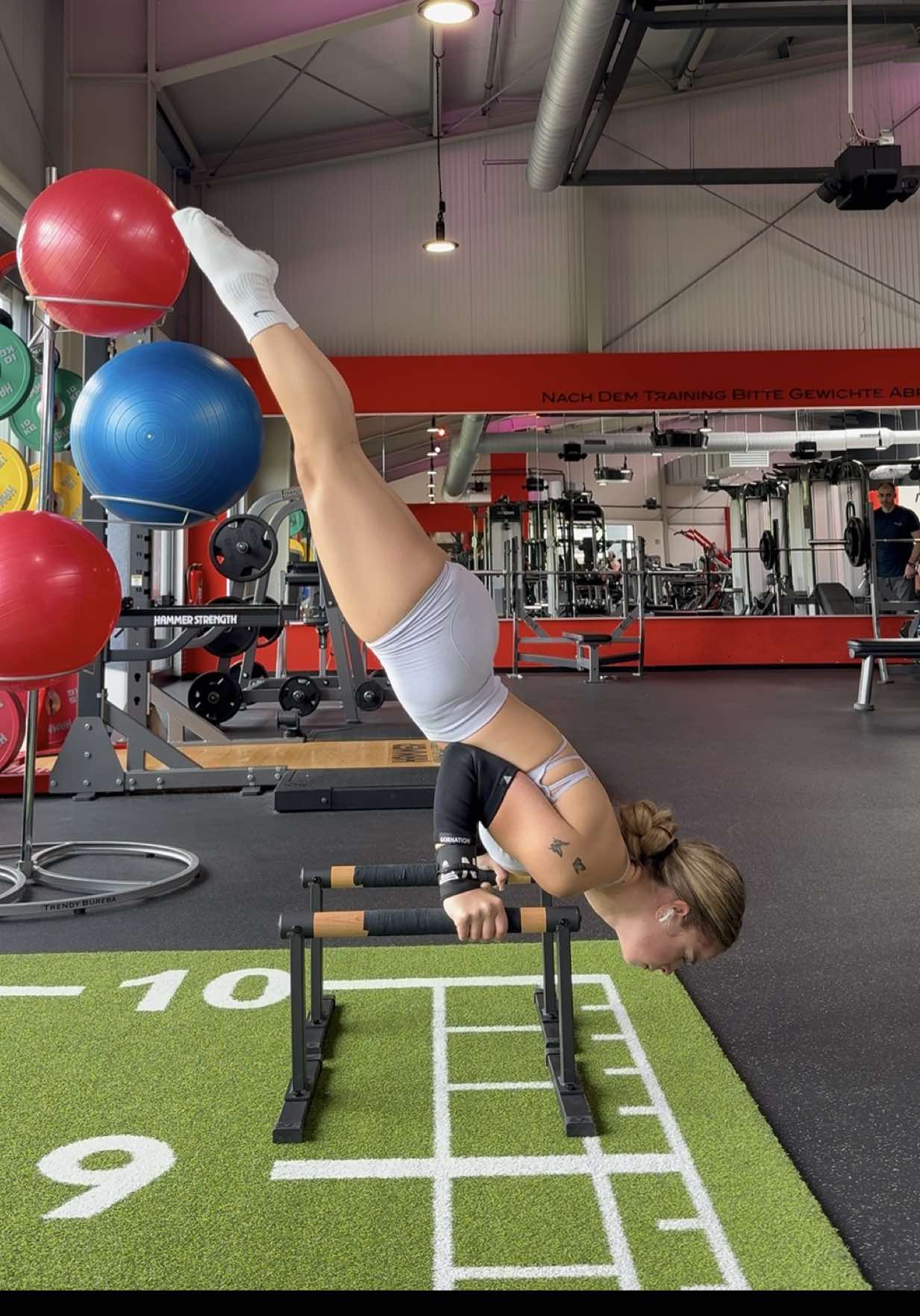 progress… #calisthenicswomen #calisthenicsgirls #calisthenicsathlete #handstandpractice #calisthenics #handstand #calisthenics #gymmotivation 