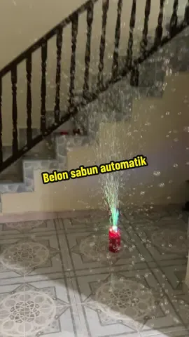 Sabun belon keluar automatik dari bekas pakai batteri memang suka kalau anak korunk tengok dan main2 buih belon korang kene beli untuk kanak2 atau anak2 korunk , dia hadir sekali sabun dan stiker dan bila kita on dia bunyi sekali muzik #bekasbelonsabunautomatik #bekasbelonsabun #bekasbelonoakaibateriviral #alatkeluarkansabunbelonpakaibatteri #fypage #fypシ゚ 