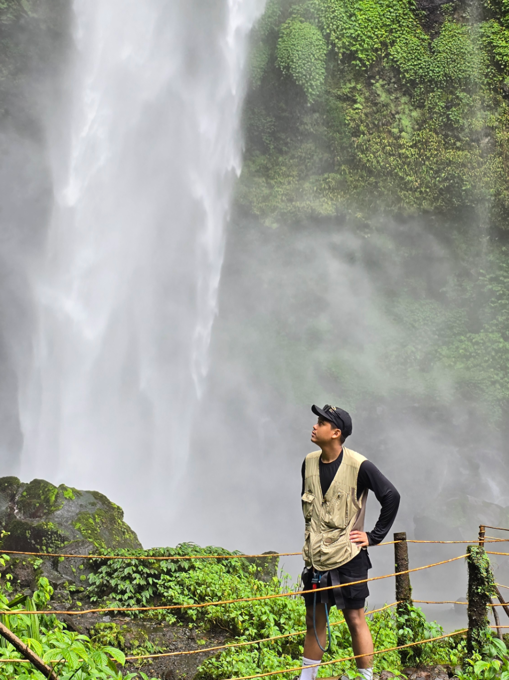 Mengajak Xylo trekking ke habitat aslinya⛰️🏞 #curug #kalcer #newbalance #1906r #trekking 