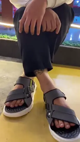 Apakah kamu menyukai sepatu ini?#sanadl #sandalpria #sandalslipon #sandsalslop #sandalgunung #tiktok #fyqシ 