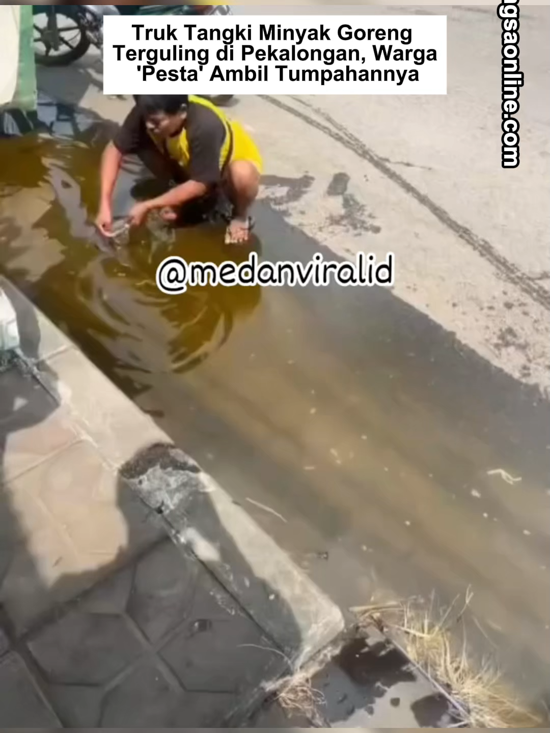 PEKALONGAN, JAWA TENGAH – Sebuah truk tangki yang mengangkut minyak goreng curah terguling di Jalan Gumawang, Kecamatan Wiradesa, Kabupaten Pekalongan, pada Rabu (16/7/2025) sore. Namun, pemandangan pasca-kecelakaan justru diwarnai aksi warga yang beramai-ramai menampung minyak goreng yang tumpah ruah ke jalan. #tiktokberita #bangsaonline #harianbangsa